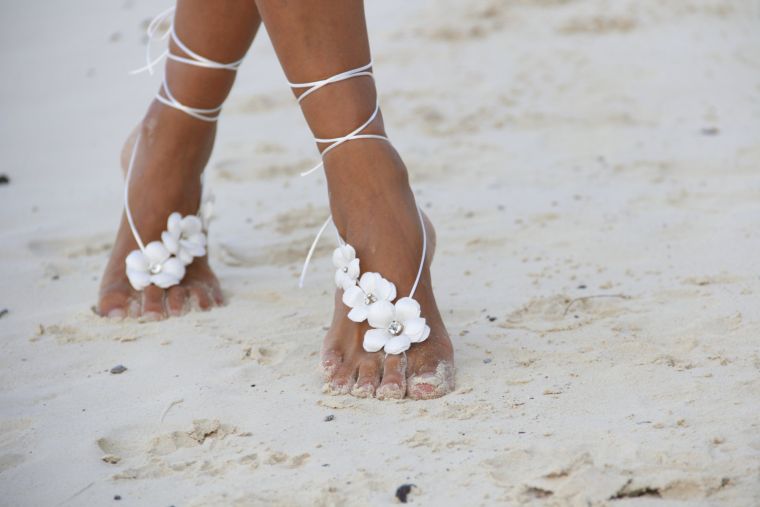 mariage-theme-mer-sandales-blanches-plage