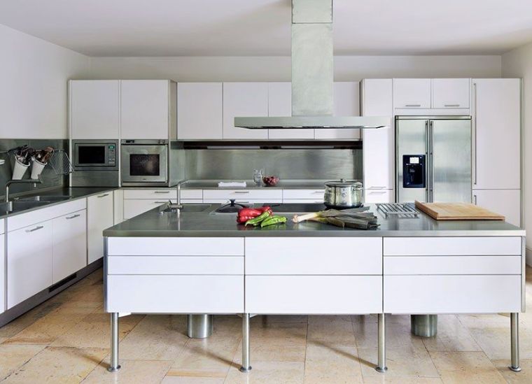 modele-de-cuisine-moderne-plan-de-travail-gris-ilot-avec-rangement-blanc