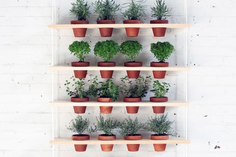 mur-vegetal-exterieur-a-faire-soi-meme-etageres-bois-pot-de-plante-modele