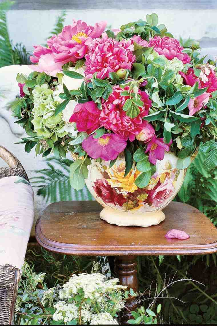 déco table paques idée bouquet fleurs décorer vase idée originale déco