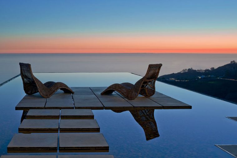 piscine-avec-ilot-design-contemporain-vue-ocean