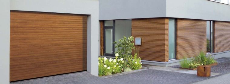 porte-garage-enroulable-automatique-modele-effet-bois-facade-maison-moderne
