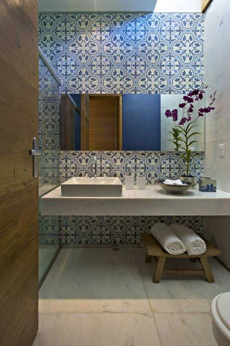 salle-de-bain-cocooning-carrelage-bleu-blanc-tabouret-bois-fleur-pot
