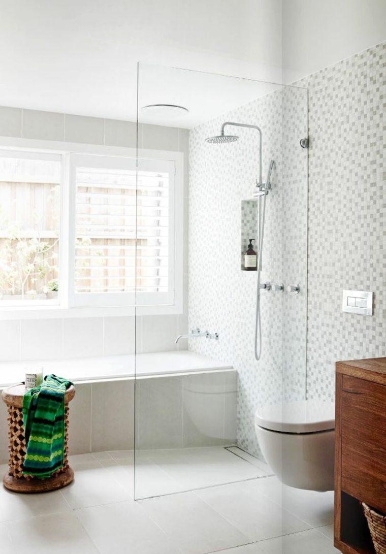salle-de-douche-moderne-baignoire-douche-paroi-verre-carrelage-mural