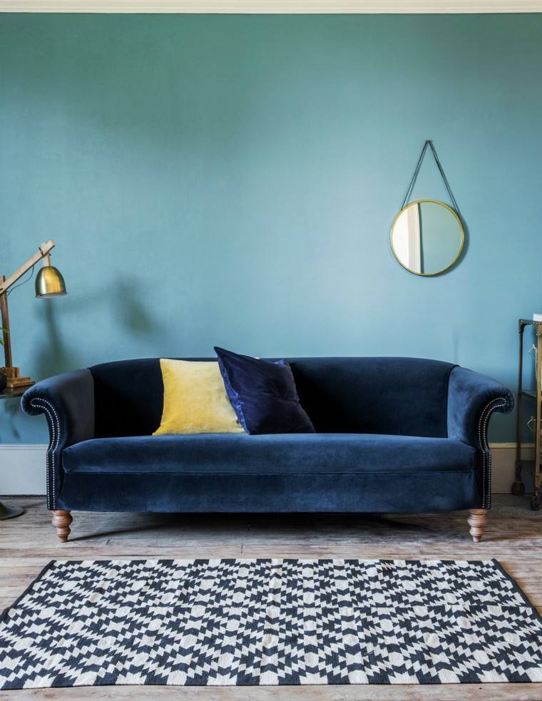 canapé en velours bleu idée déco intérieur coussins déco mur idée tapis sol