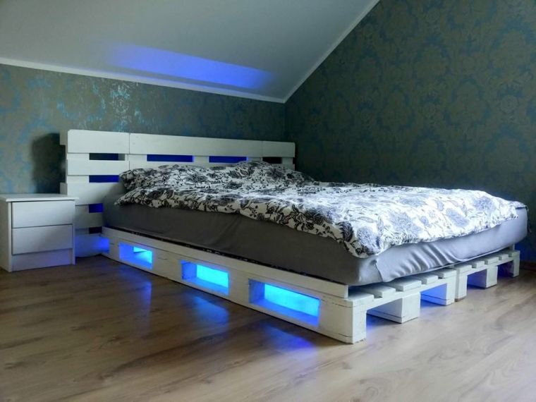 tete-de-lit-en-palette-lumieres-bleues-ambiance-romantique