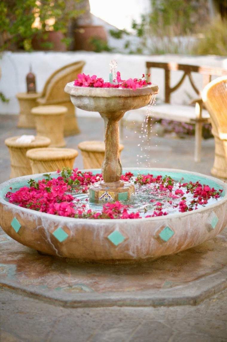 theme-mariage-marocain-decoration-exterieur-fontaine-fleurs-photo