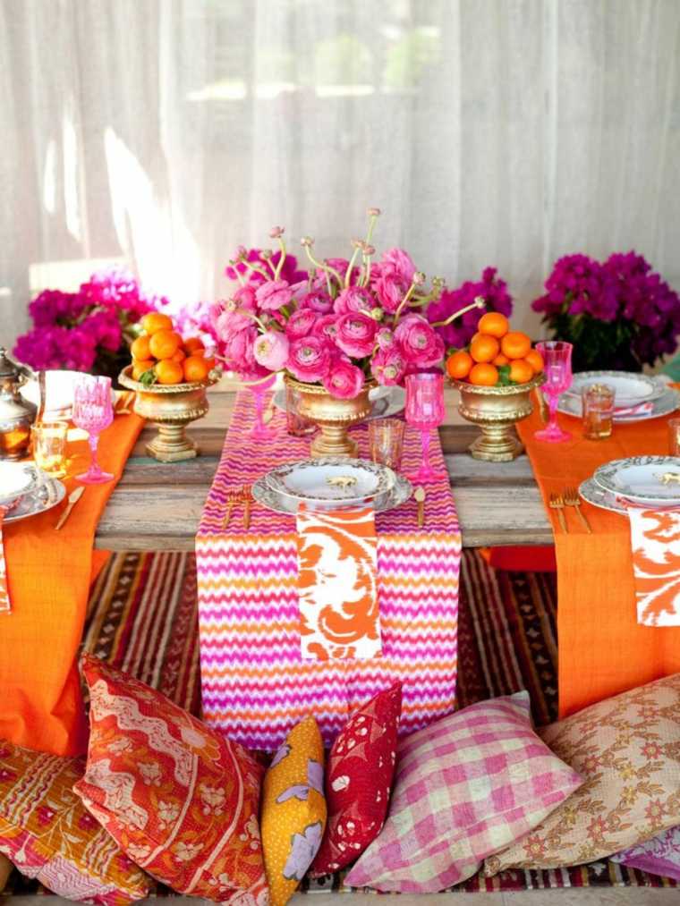 theme-mariage-marocain-idee-deco-table-mariage-style-oriental-coussins