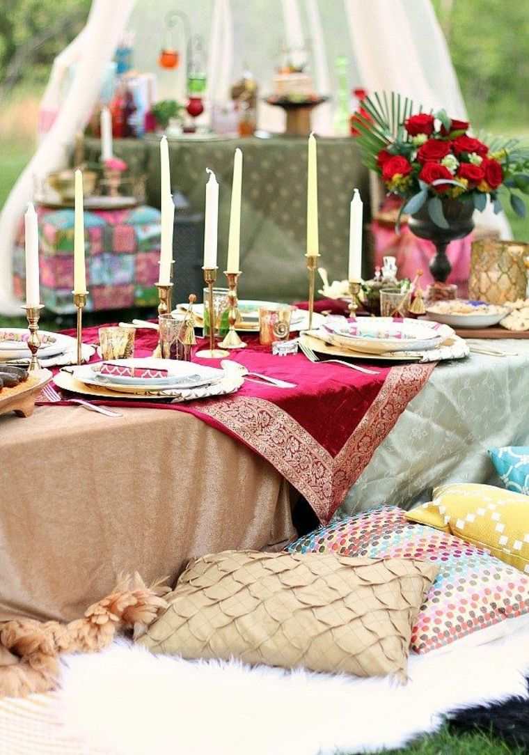 thème mariage marocain idee-table-deco-maroc-coussins-bougies