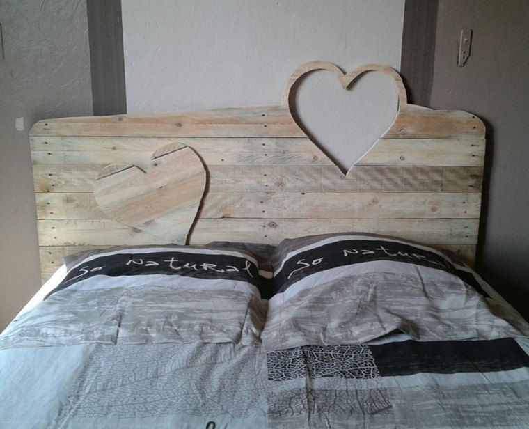 tête de lit en palette-bois-clair-decoration-coeurs