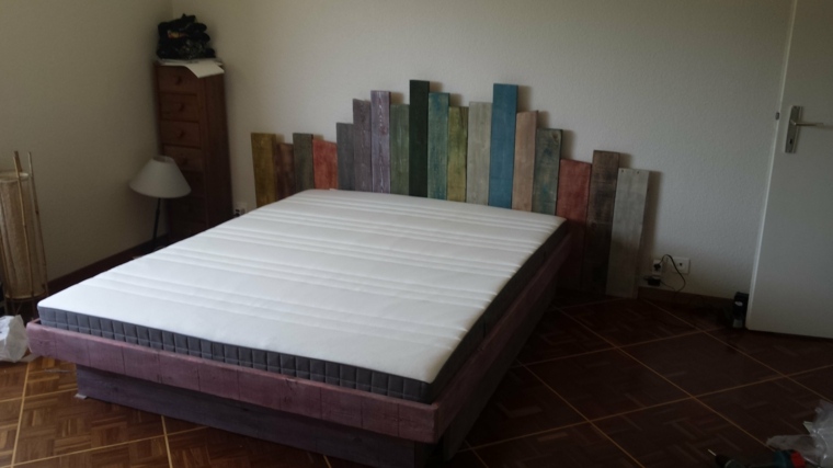 tête de lit en palette-bois-hauteurs-multicolores