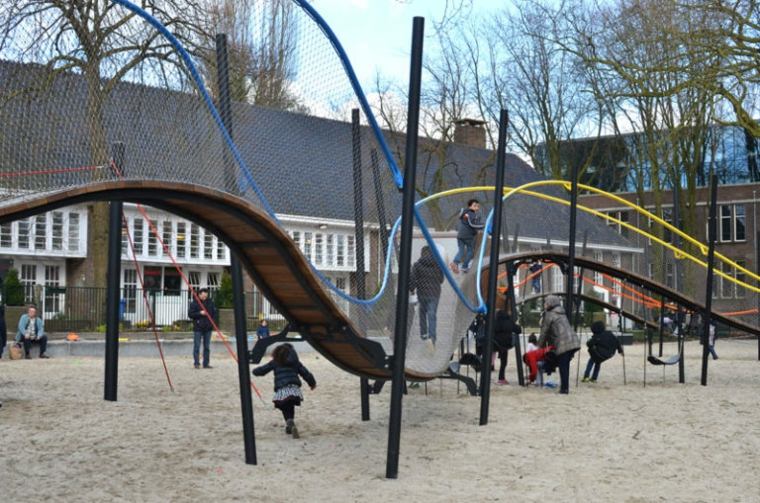 aire-de-jeux-sable-structure-escalade-parc-collectif