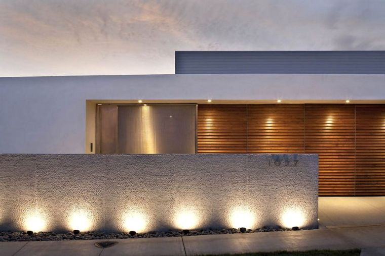 cloture-de-jardin-exterieur-beton-eclairage-moderne