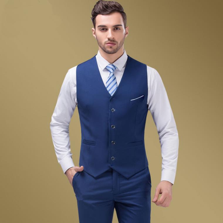 costume-mariage-decontracte-bleu-cravate-rayures-chemise-claire