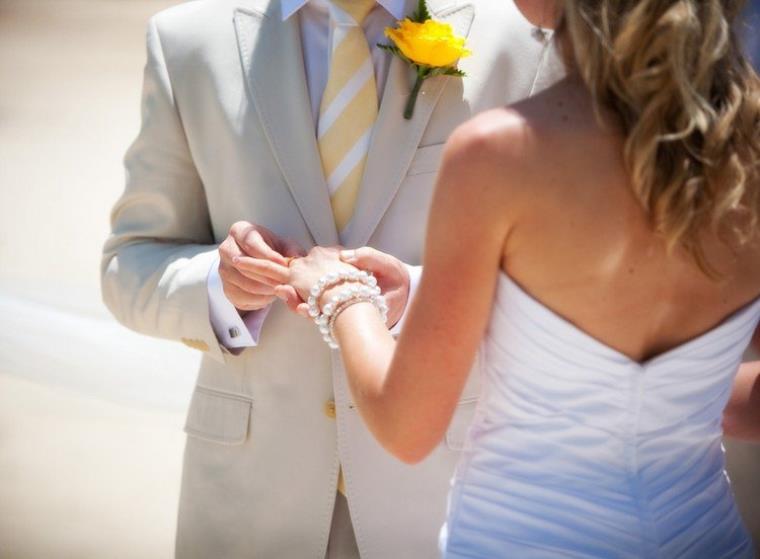 costume-mariage-decontracte-boutonniere-cravate-rayures-jaunes