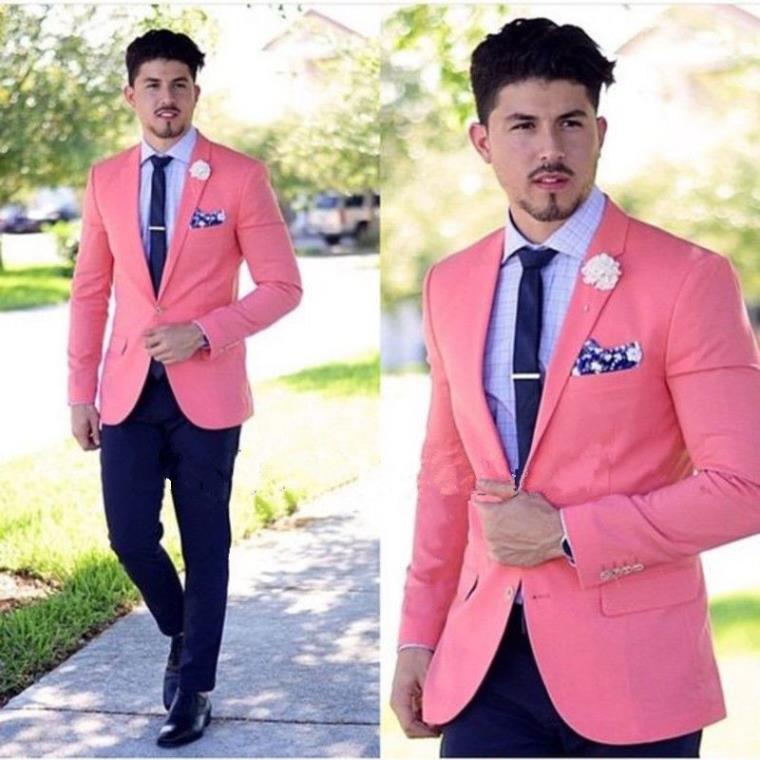 costume-mariage-decontracte-rose-elegant-cravate-boutonniere
