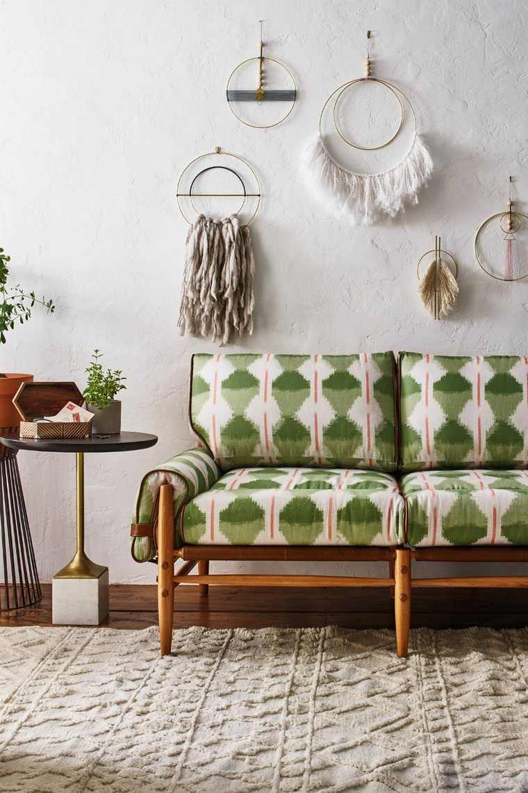 couleur pantone vert canapé intérieur mur salon table basse
