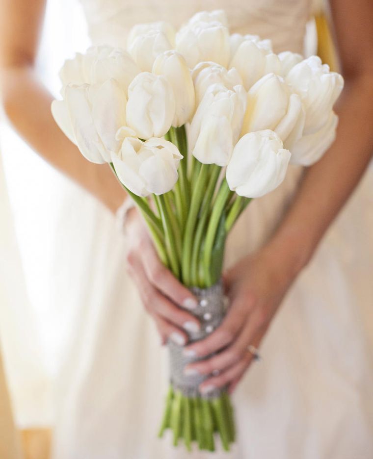deco-mariage-blanc-et-rouge-tulipes-saison-printemps