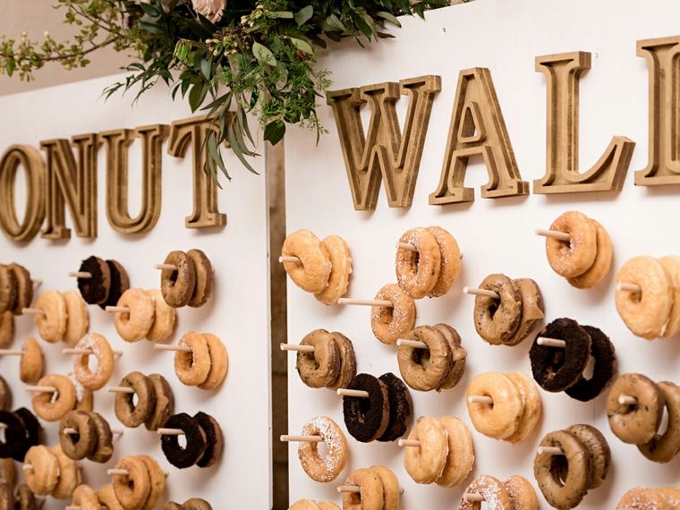 decoration-candy-bar-mariage-originale-mur-donuts