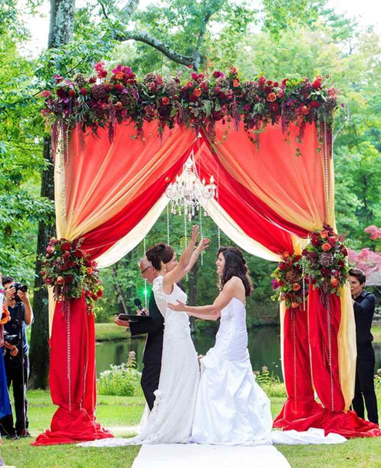 déco-mariage-blanc-et-rouge-arche-celebration-style-orientale-voile