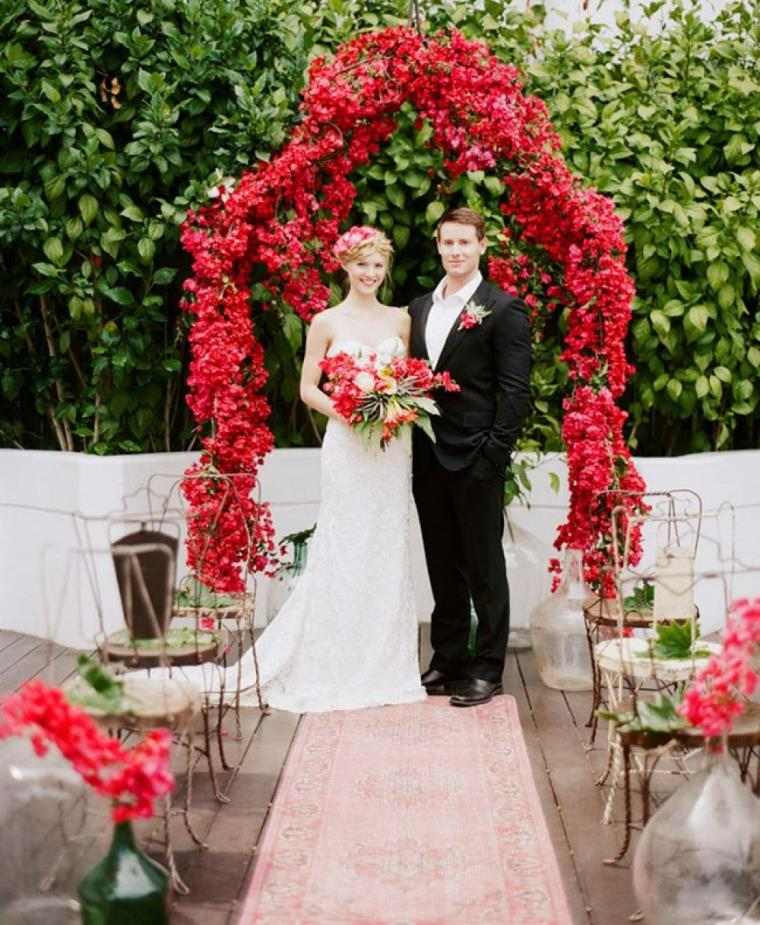 déco-mariage-blanc-et-rouge-arche-mariage-celebration-fleurs-romantique