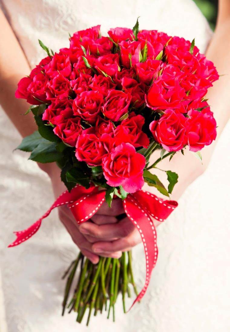 déco-mariage-blanc-et-rouge-bouquet-fleurs-mariee-roses-contraste