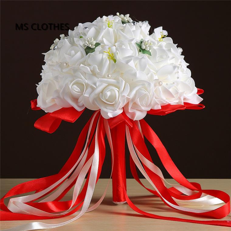 déco-mariage-blanc-et-rouge-bouquet-fleurs-tissu-rubans