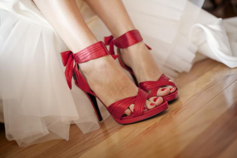 déco mariage blanc et rouge chaussures--tendance-talons-contraste