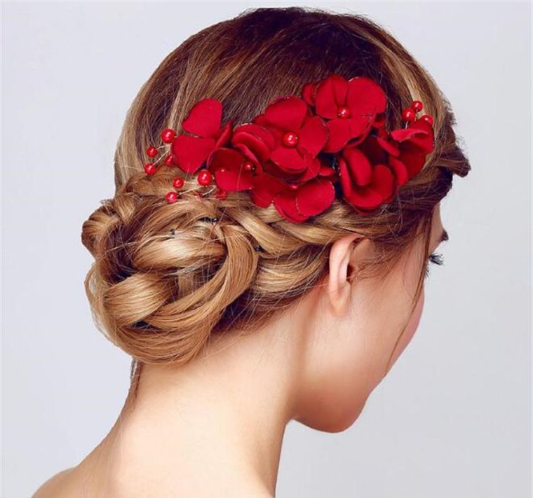 déco-mariage-blanc-et-rouge-coiffure-mariee-fleurs-chignon-accessoire