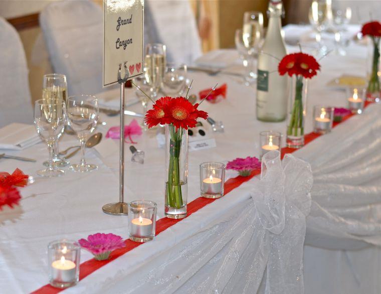 déco-mariage-blanc-et-rouge-fleur-gerbera-vase-table