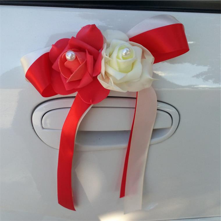 déco-mariage-blanc-et-rouge-fleurs-roses-perles-tissu-voiture