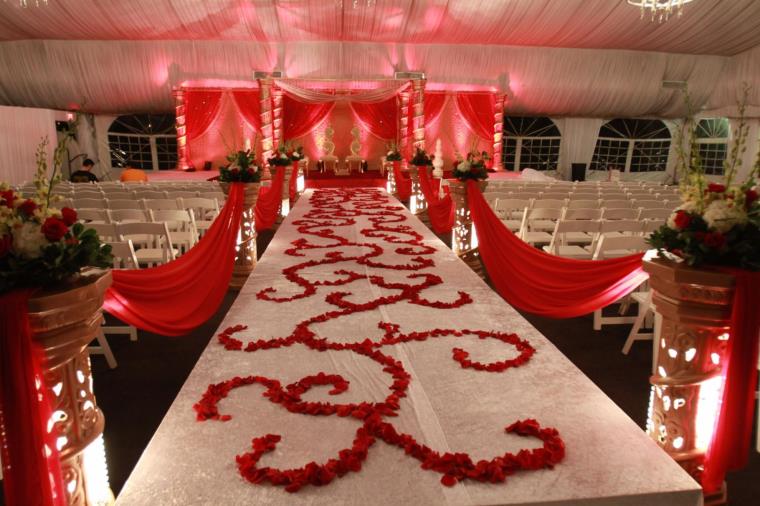déco-mariage-blanc-et-rouge-idee-table-petales-roses