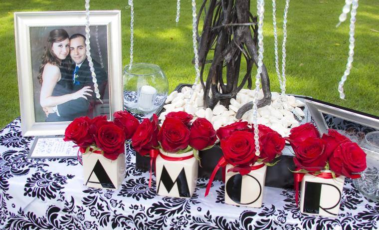 déco-mariage-blanc-et-rouge-idee-table-roses-cadre-photo
