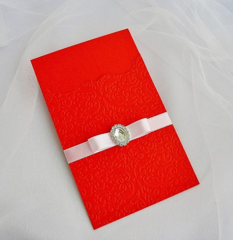 déco-mariage-blanc-et-rouge-invitation-raffinee-elegante-ruban-bijou