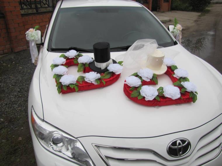 déco-mariage-blanc-et-rouge-voiture-coeurs-fleurs-chapeaux