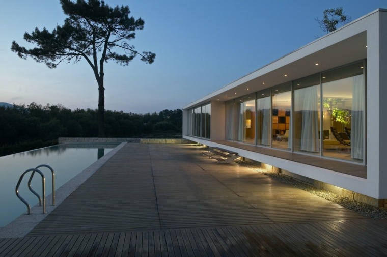 eclairage-exterieur-moderne-terrasse-bois-piscine