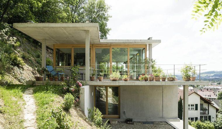 idee-amenagement-terrasse-beton-suspendue-petite-maison