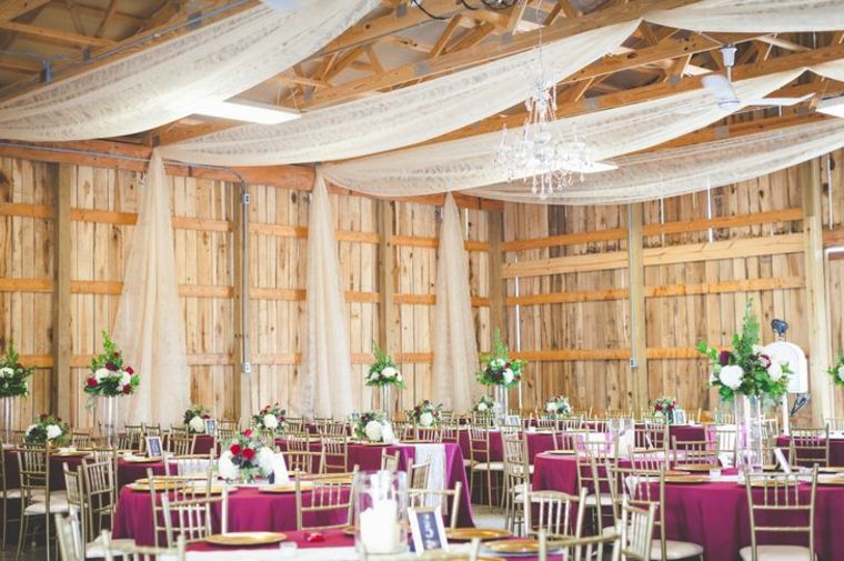 idee-deco-salle-mariage-ferme-rideaux-style-campagne