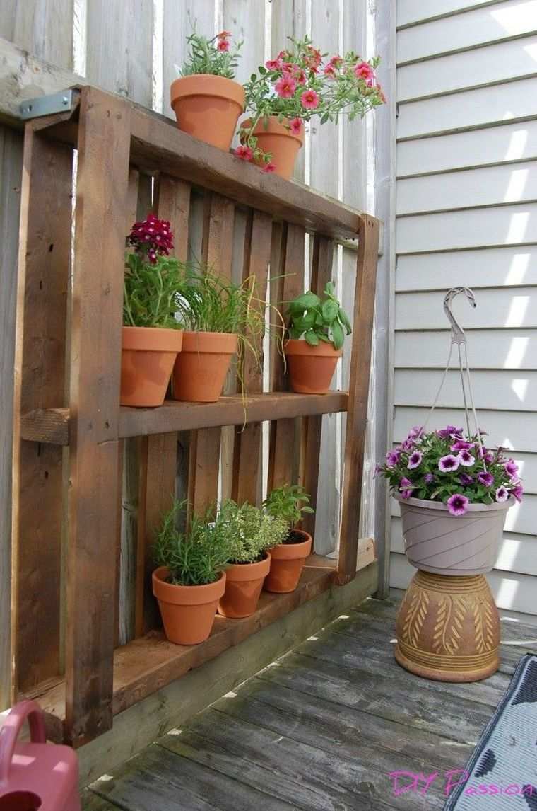 jardiniere-en-palette-accrochee-mur-pot-de-fleur-argile