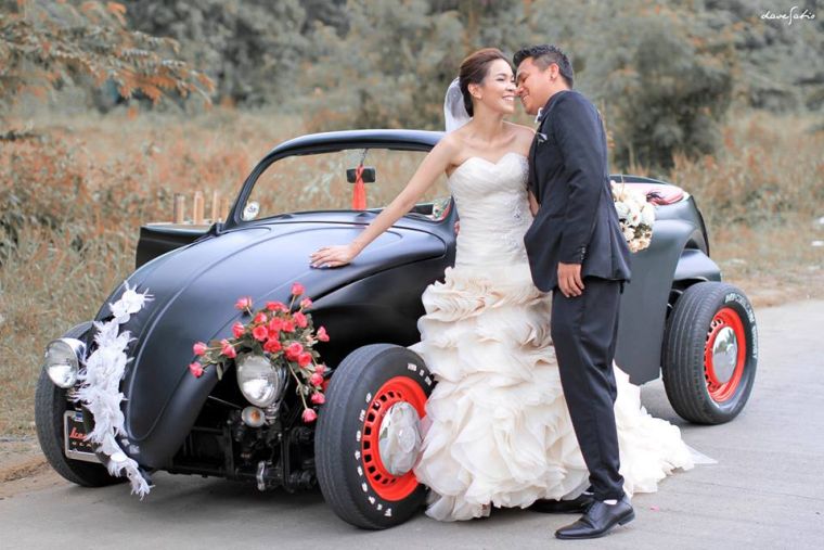 mariage rockabilly voiture-maries-noir-rouge-retro