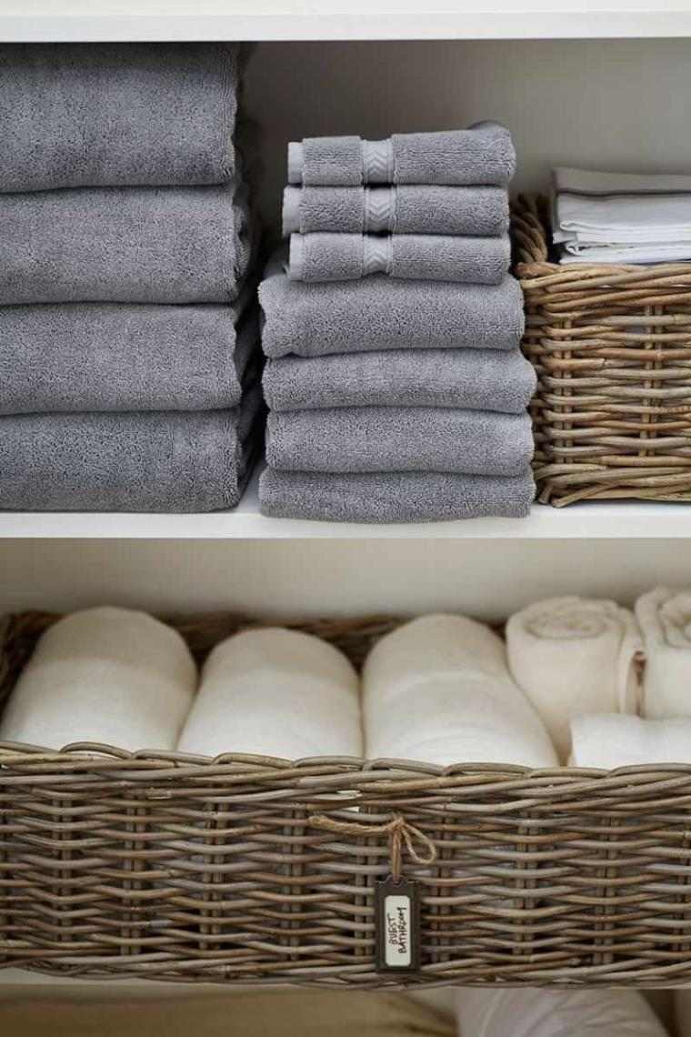 astuce rangement salle de bain paniers-tressés-rangement-serviettes