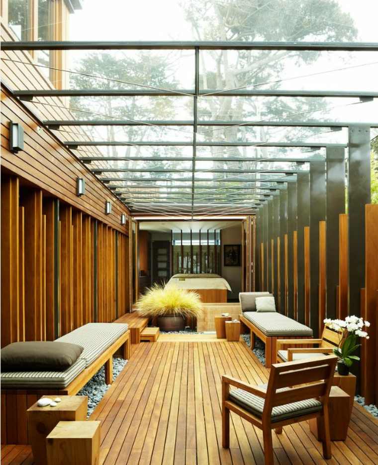 petite-terrasse-bois-moderne-toit-vitre-luminaire-applique-murale