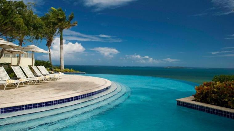 piscine à débordement piscine-chaise-longue-palmier
