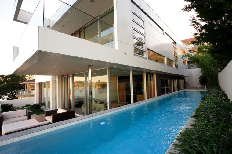 plan-maison-piscine-design-terrasse-eclairage-exterieur