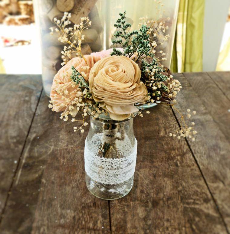 style-champetre-decoration-fleurs-pot-de-verre-dentelle