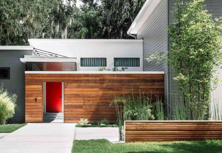 aménagement extérieur maison gazon-facade-bois-moderne