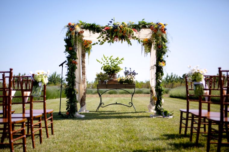 arche-ceremonie-chaises-fleurs