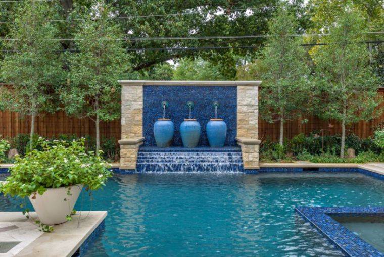 déco mur extérieur piscine-mosaique-bleu-idee