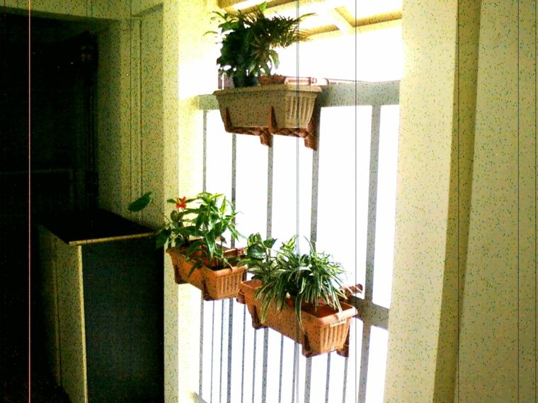 jardiniere balcon-pots-accroches-garde-corps