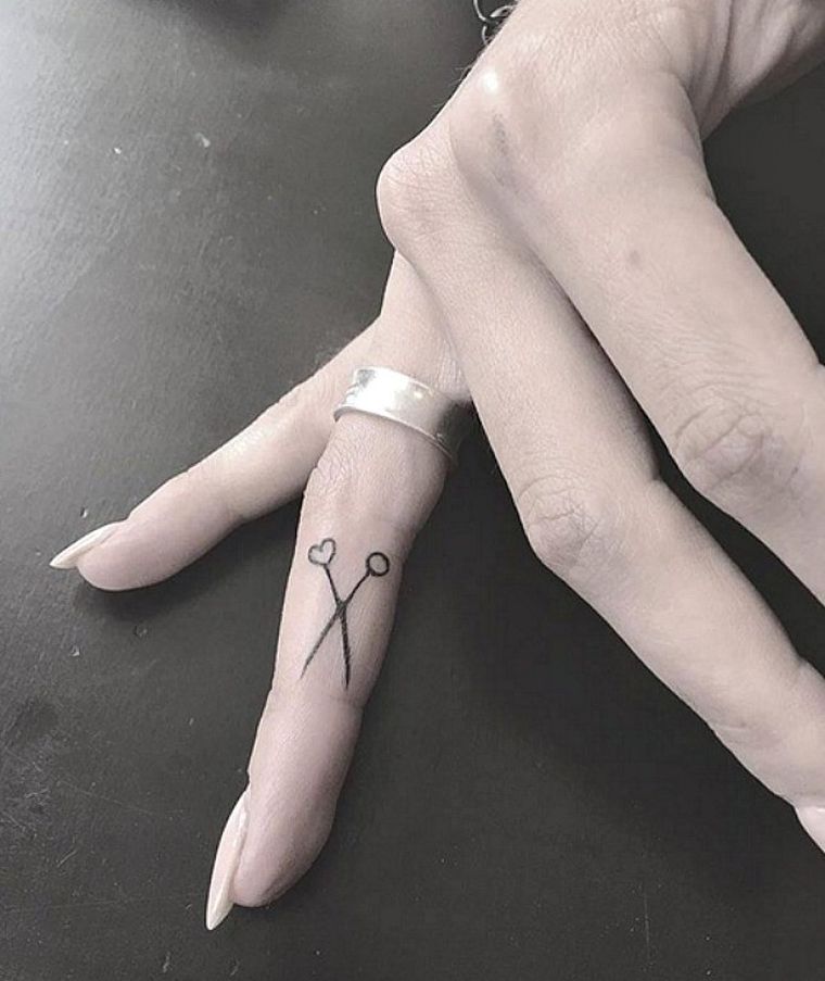 petit tatouage discret-doigt-femme